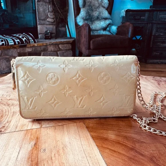 Louis Vuitton monogram, patent leather vintage zippy wallet with unbranded chain - Picture 17 of 17